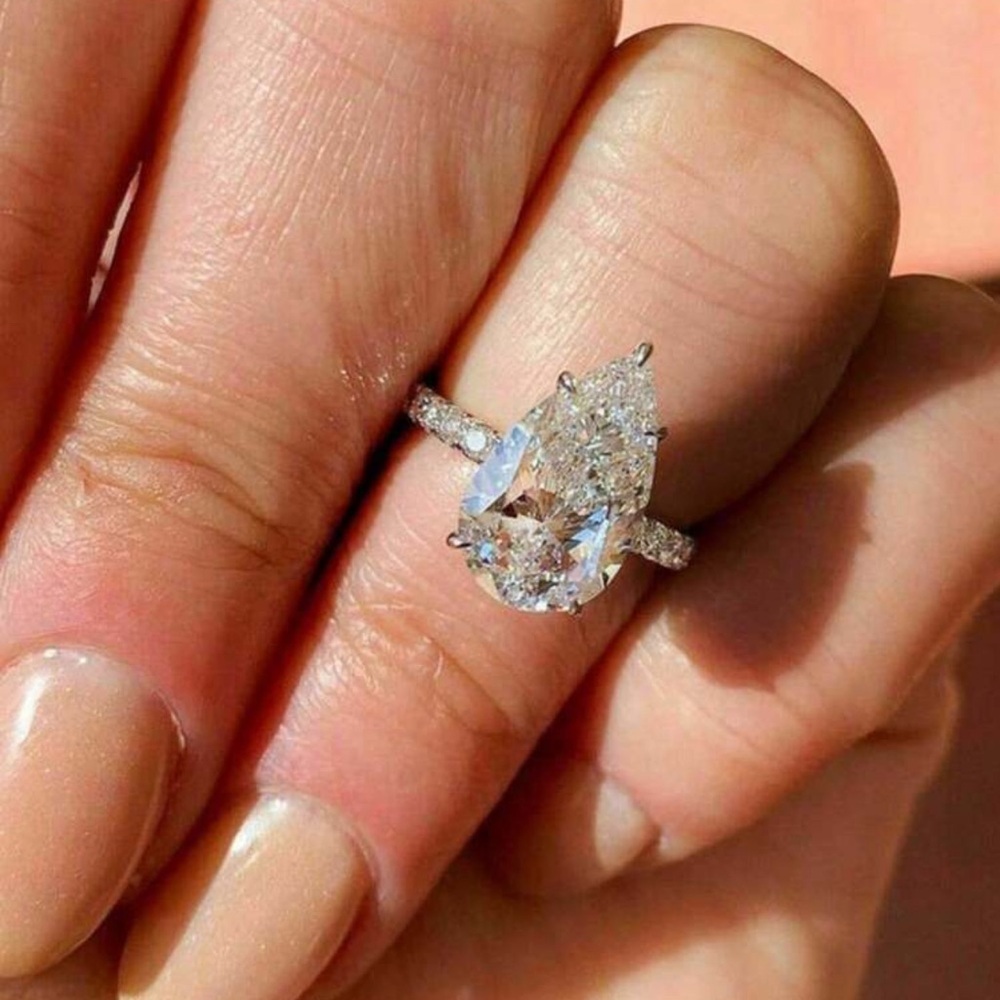 PRINCESS CUT WEDDING RING - Picture 2 of 9